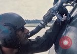 Immagine di Stati Uniti Soldato refuels un CH-47 elicottero Chinook Vung Tau Vietnam, 1970, secondo 39 filmato di repertorio 65675026559