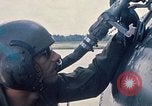 Immagine di Stati Uniti Soldato refuels un CH-47 elicottero Chinook Vung Tau Vietnam, 1970, secondo 40 filmato di repertorio 65675026559