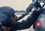 Immagine di Stati Uniti Soldato refuels un CH-47 elicottero Chinook Vung Tau Vietnam, 1970, secondo 41 filmato di repertorio 65675026559