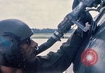 Immagine di Stati Uniti Soldato refuels un CH-47 elicottero Chinook Vung Tau Vietnam, 1970, secondo 42 filmato di repertorio 65675026559
