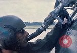 Immagine di Stati Uniti Soldato refuels un CH-47 elicottero Chinook Vung Tau Vietnam, 1970, secondo 43 filmato di repertorio 65675026559