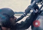 Immagine di Stati Uniti Soldato refuels un CH-47 elicottero Chinook Vung Tau Vietnam, 1970, secondo 44 filmato di repertorio 65675026559