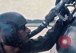 Immagine di Stati Uniti Soldato refuels un CH-47 elicottero Chinook Vung Tau Vietnam, 1970, secondo 45 filmato di repertorio 65675026559
