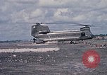 Immagine di Stati Uniti Soldato refuels un CH-47 elicottero Chinook Vung Tau Vietnam, 1970, secondo 46 filmato di repertorio 65675026559