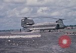 Immagine di Stati Uniti Soldato refuels un CH-47 elicottero Chinook Vung Tau Vietnam, 1970, secondo 47 filmato di repertorio 65675026559