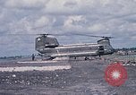 Immagine di Stati Uniti Soldato refuels un CH-47 elicottero Chinook Vung Tau Vietnam, 1970, secondo 48 filmato di repertorio 65675026559