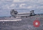 Immagine di Stati Uniti Soldato refuels un CH-47 elicottero Chinook Vung Tau Vietnam, 1970, secondo 49 filmato di repertorio 65675026559