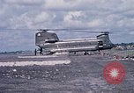 Immagine di Stati Uniti Soldato refuels un CH-47 elicottero Chinook Vung Tau Vietnam, 1970, secondo 50 filmato di repertorio 65675026559