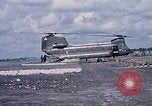 Immagine di Stati Uniti Soldato refuels un CH-47 elicottero Chinook Vung Tau Vietnam, 1970, secondo 51 filmato di repertorio 65675026559
