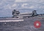 Immagine di Stati Uniti Soldato refuels un CH-47 elicottero Chinook Vung Tau Vietnam, 1970, secondo 52 filmato di repertorio 65675026559