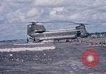 Immagine di Stati Uniti Soldato refuels un CH-47 elicottero Chinook Vung Tau Vietnam, 1970, secondo 53 filmato di repertorio 65675026559