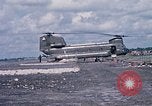 Immagine di Stati Uniti Soldato refuels un CH-47 elicottero Chinook Vung Tau Vietnam, 1970, secondo 54 filmato di repertorio 65675026559