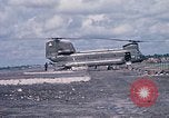 Immagine di Stati Uniti Soldato refuels un CH-47 elicottero Chinook Vung Tau Vietnam, 1970, secondo 55 filmato di repertorio 65675026559