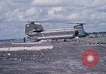 Immagine di Stati Uniti Soldato refuels un CH-47 elicottero Chinook Vung Tau Vietnam, 1970, secondo 57 filmato di repertorio 65675026559