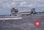 Immagine di Stati Uniti Soldato refuels un CH-47 elicottero Chinook Vung Tau Vietnam, 1970, secondo 58 filmato di repertorio 65675026559