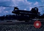 Immagine di Stati Uniti Soldato refuels un CH-47 elicottero Chinook Vung Tau Vietnam, 1970, secondo 59 filmato di repertorio 65675026559