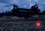 Immagine di Stati Uniti Soldato refuels un CH-47 elicottero Chinook Vung Tau Vietnam, 1970, secondo 60 filmato di repertorio 65675026559