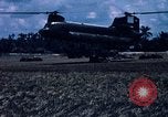 Immagine di Stati Uniti Soldato refuels un CH-47 elicottero Chinook Vung Tau Vietnam, 1970, secondo 61 filmato di repertorio 65675026559