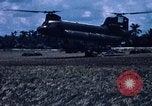 Immagine di Stati Uniti Soldato refuels un CH-47 elicottero Chinook Vung Tau Vietnam, 1970, secondo 62 filmato di repertorio 65675026559