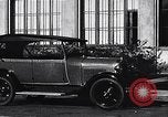Standbild Autos von Ford Michigan United States USA, 1935, aus Sekunde 4 historischem Filmmaterial Videoclip 65675026575