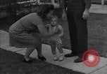 Standbild Familie United States USA, 1945, aus Sekunde 7 historischem Filmmaterial Videoclip 65675026595