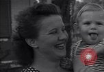Standbild Familie United States USA, 1945, aus Sekunde 30 historischem Filmmaterial Videoclip 65675026595