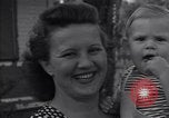 Standbild Familie United States USA, 1945, aus Sekunde 31 historischem Filmmaterial Videoclip 65675026595
