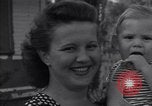Standbild Familie United States USA, 1945, aus Sekunde 32 historischem Filmmaterial Videoclip 65675026595