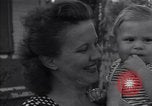 Standbild Familie United States USA, 1945, aus Sekunde 33 historischem Filmmaterial Videoclip 65675026595