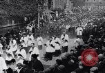 Image rite religieux annuel Brugge Belgique, 1931, de la seconde 42 séquences d'archives historiques vidéo 65675026601