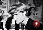 Immagine di Whisky a go go dancing West Hollywood California USA, 1965, secondo 52 filmato di repertorio 65675026615