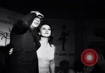 Immagine di Whisky a Go Go night club a metà degli anni sessanta West Hollywood California USA, 1965, secondo 5 filmato di repertorio 65675026616