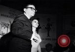 Immagine di Whisky a Go Go night club a metà degli anni sessanta West Hollywood California USA, 1965, secondo 7 filmato di repertorio 65675026616