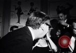 Immagine di Whisky a Go Go night club a metà degli anni sessanta West Hollywood California USA, 1965, secondo 11 filmato di repertorio 65675026616