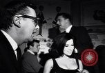 Immagine di Whisky a Go Go night club a metà degli anni sessanta West Hollywood California USA, 1965, secondo 12 filmato di repertorio 65675026616