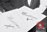 Immagine di Lana Turner a premiere di Madame X Los Angeles California USA, 1966, secondo 48 filmato di repertorio 65675026621
