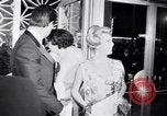 Immagine di Lana Turner a premiere di Madame X Los Angeles California USA, 1966, secondo 51 filmato di repertorio 65675026621