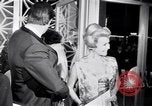 Immagine di Lana Turner a premiere di Madame X Los Angeles California USA, 1966, secondo 52 filmato di repertorio 65675026621
