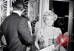 Immagine di Lana Turner a premiere di Madame X Los Angeles California USA, 1966, secondo 53 filmato di repertorio 65675026621