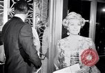 Immagine di Lana Turner a premiere di Madame X Los Angeles California USA, 1966, secondo 54 filmato di repertorio 65675026621