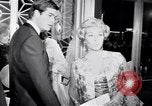 Immagine di Lana Turner a premiere di Madame X Los Angeles California USA, 1966, secondo 55 filmato di repertorio 65675026621
