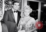 Immagine di Lana Turner a premiere di Madame X Los Angeles California USA, 1966, secondo 57 filmato di repertorio 65675026621