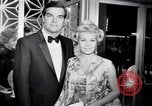 Immagine di Lana Turner a premiere di Madame X Los Angeles California USA, 1966, secondo 58 filmato di repertorio 65675026621