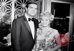 Immagine di Lana Turner a premiere di Madame X Los Angeles California USA, 1966, secondo 59 filmato di repertorio 65675026621