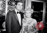 Immagine di Lana Turner a premiere di Madame X Los Angeles California USA, 1966, secondo 60 filmato di repertorio 65675026621