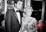 Immagine di Lana Turner a premiere di Madame X Los Angeles California USA, 1966, secondo 61 filmato di repertorio 65675026621