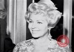 Immagine di Lana Turner a premiere di Madame X Los Angeles California USA, 1966, secondo 62 filmato di repertorio 65675026621