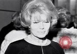Immagine di Madame X premier Los Angeles California USA, 1966, secondo 8 filmato di repertorio 65675026622