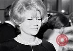 Immagine di Madame X premier Los Angeles California USA, 1966, secondo 9 filmato di repertorio 65675026622