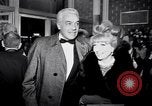 Immagine di Madame X premier Los Angeles California USA, 1966, secondo 11 filmato di repertorio 65675026622